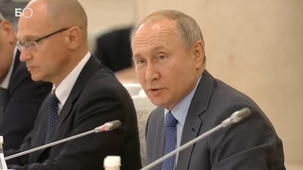 Путин надеется, что в России "родитель номер 1" не заменит маму