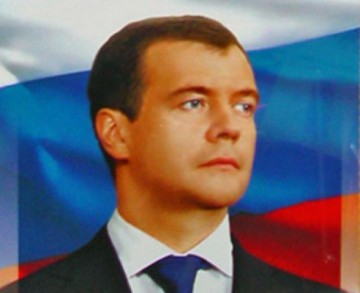 Чиновник лишился должности за утилизацию портретов Медведева