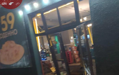 В Киеве неизвестные ворвались в пиццерию и устроили массовую драку и погром