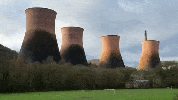 Четыре огромные башни-охладители уничтожили управляемым взрывом — видео