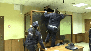 Убивший сестру при изгнании бесов пытался сбежать из суда через потолок — видео