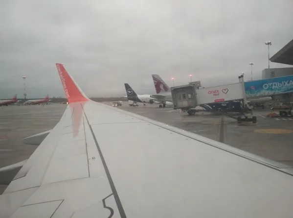 Аэропорт Праги, который в очередной раз развенчал миф о европейской «культуре». Про пороки, возведённые в ранг достоинств