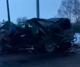 Многотонная гусеничная платформа сорвалась с грузовика на автомобили под Екатеринбургом