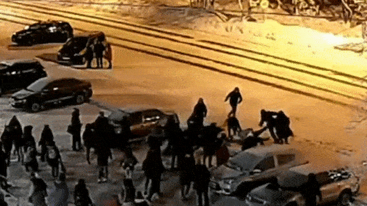 В Апатитах школьники после дискотеки толпой избили полицейских — видео