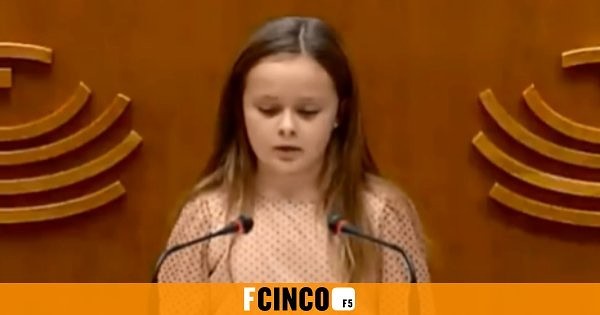 8-летняя транссексуалка в парламенте - девочка из колодца