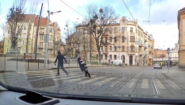 Во Львове задержали мужчину, избивавшего женщин на улице