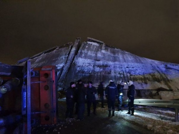 Рухнувший на въезде в Оренбург мост уничтожил машину с людьми