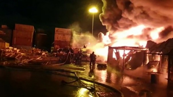 Мощное возгорание в Санкт-Петербурге тушили с помощью пожарных поездов