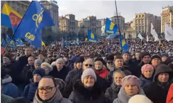 Ещё одна попытка: Порошенко вывел сторонников войны на Майдан