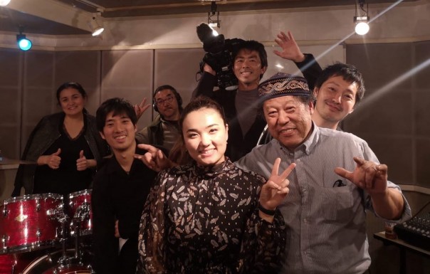 Музыкант и певица, потерявшие слух, выступили в Токио