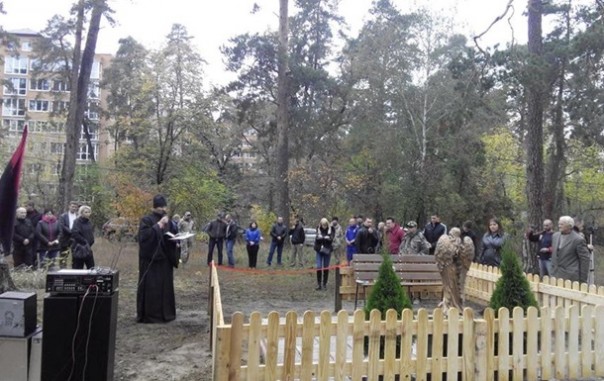 Под Киевом памятник "небесной сотне" и хероям АТЫ выбросили в болото