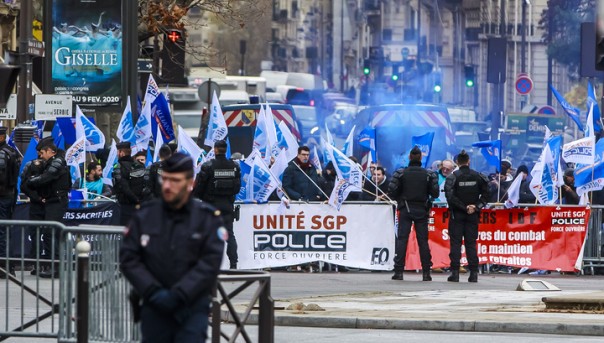 Протесты побоку: Франция подняла пенсионный возраст | Наиболее могущественные полицейские профсоюзы Франции готовы присоединиться к протестам