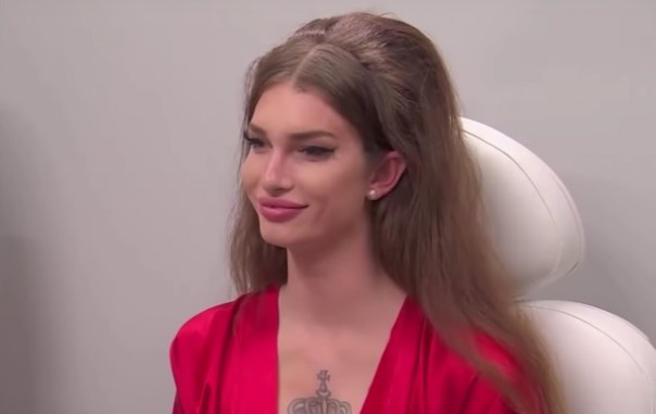 Новая волна идиотизма накрывает извращенцев: Трансгендер просит сделать ему грудь на голове