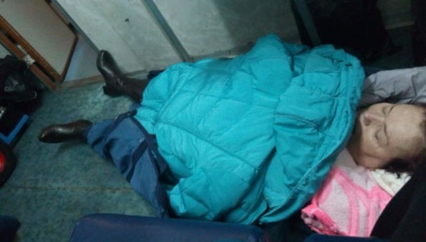 Медики повезли женщину с инсультом в больницу на полу электрички