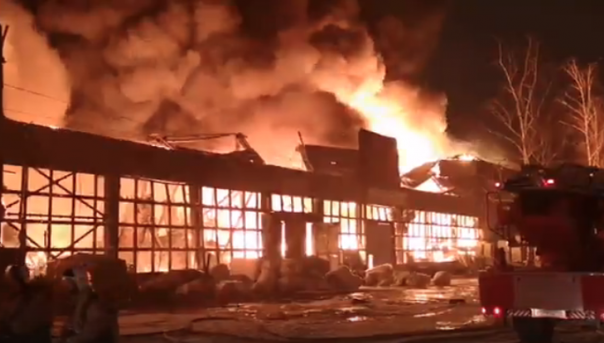 Огромное здание в плену огня: опубликовано видео с места пожара на мебельном складе в Казани