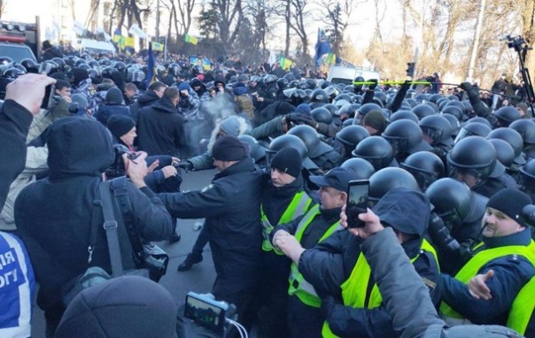 Под Радой произошло столкновение протестующих с силовиками. Против полицейских применили слезоточивый газ