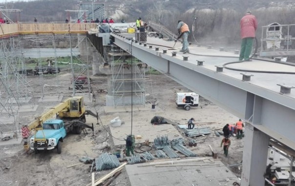 Укрочиновники при строительстве моста в Станице Луганской разворовали 10 млн