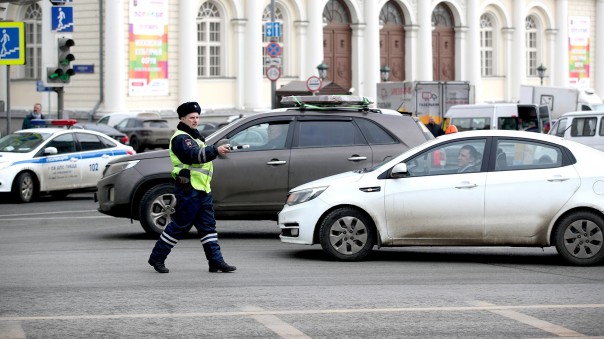 Пробирки на дорогах: ГИБДД хотят дать право проверять всех водителей на алкоголь