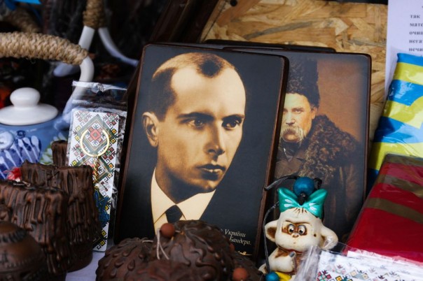 Тягнибок просит Зеленского повторно присвоить Бандере звание Героя Украины