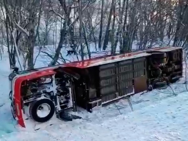 Автобус с пассажирами перевернулся на Камчатке