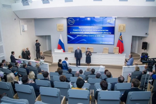 Губернатор наградил медалью свою супругу