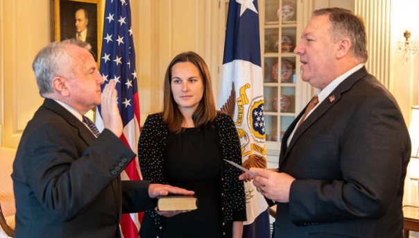 Новый посол США в России приведен к присяге