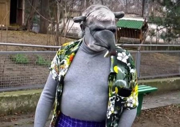 Директор Одесского зоопарка вновь записал странный клип, где нарядился крысой