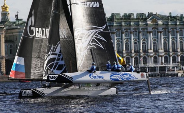 Обобранный «Газпром» продолжает строить яхты и дворцы