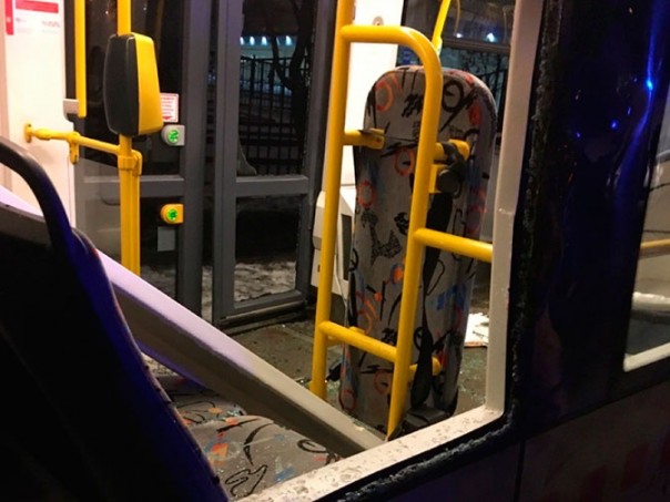 Есть пострадавшие: опубликовано видео с места столкновения грузовика и трамвая в Москве