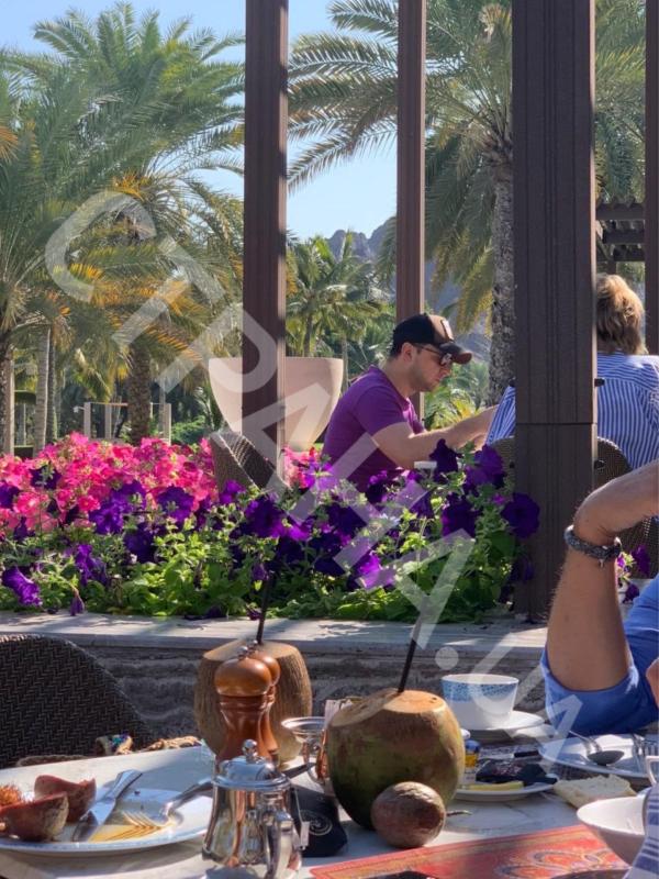 Зеленский с семьёй отдыхает в одном из самых роскошных отелей Омана. Его Офис утверждает, что он там работает