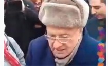 Видео дня. Жириновский раздавал 1000-рублёвые на Красной площади: «Крепостные, холопы — давай, давай»