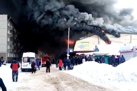 В центре Искитима сгорел торговый комплекс, спаслись 30 человек: подробности ЧП