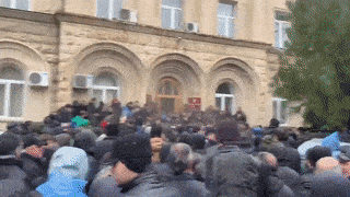Митингующие взяли штурмом Администрацию Президента Абхазии — видео