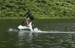 Опять придумали велосипед. Инженеры показали новый способ передвижения по воде — видео