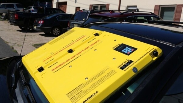 В США за неправильную парковку ставят блокираторы на лобовые стёкла. Их научились снимать и получать бесплатный интернет