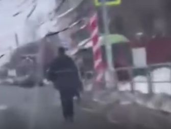 Челябинец с автоматом гонялся по улице за мужчиной