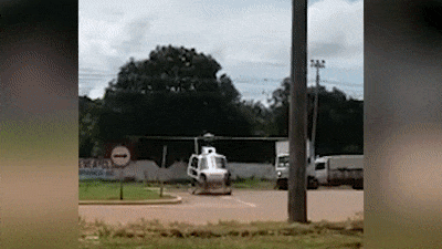 Вертолёт порубил грузовик прямо на трассе — видео