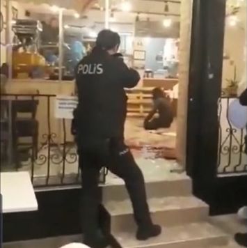 Полицейские застрелили болгарина, ворвавшегося с стамбульское кафе с ножом в руке. Видео