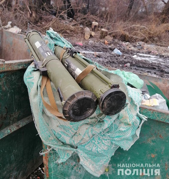 В Житомире гранатометы выбросили в мусорник