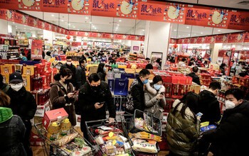 Жители Уханя скупили продукты и заперлись по домам