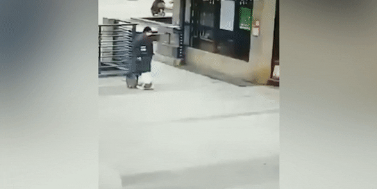 Заражённые падают прямо на улицах: пугающие видео от жителей Китая, где распространяется коронавирус