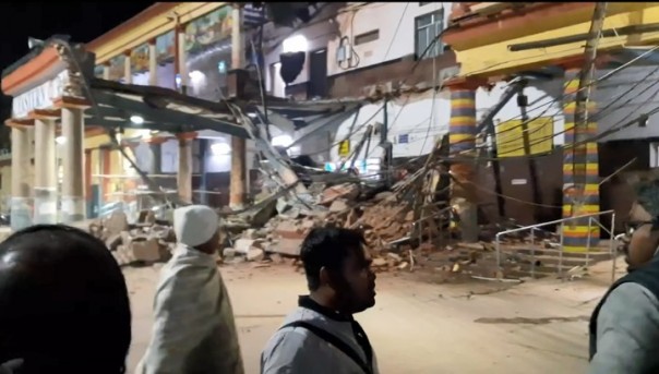 Момент обрушения вокзала в Индии попал на видео