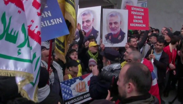 Церемонию прощания с Сулеймани возглавил аятолла Хаменеи | Дочь убитого иранского генерала обратилась к Трампу