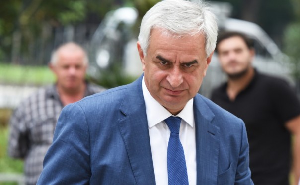 Президент Абхазии ушел в отставку