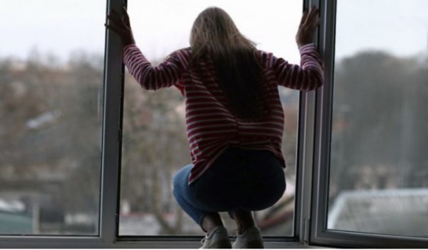 Во Львове девушка прыгнула с 4-го этажа, вскрыв себе вены. Видео