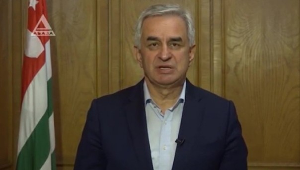 Абхазский парламент принял отставку президента Хаджимбы