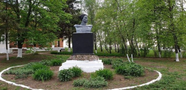 Жители Харьковщины сохранили памятник Чапаеву и отказали националистам в установке мемориальной доски бандеровцу из ОУН