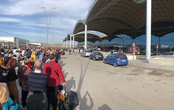 В Испании горит аэропорт, эвакуируют самолеты