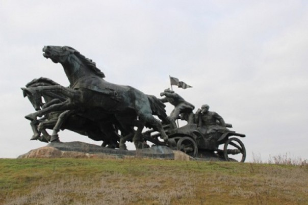 Написать «Хххй догонишь» и «Хххй уйдешь» и заменить папаху: креатив от Ройтбурда относительно «Легендарной тачанки»