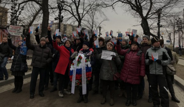 Хор либералов и леваков: "Руки прочь от ельцинской Конституции!"